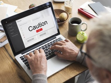 dizüstü bilgisayar kullanan adam