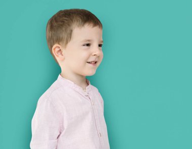 stüdyoda küçük sevimli çocuk