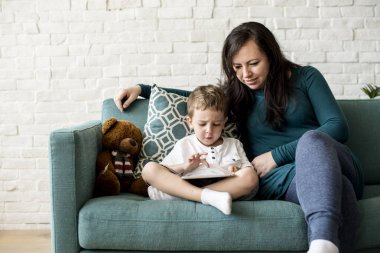 Anne ve oğlu dijital tablet kullanma 