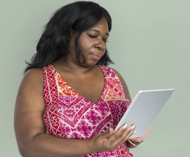 Afrikalı kadın tablet kullanma