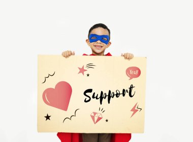 Afişini tutan çocuk