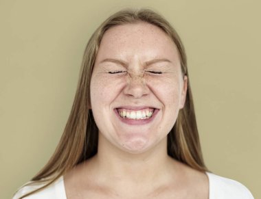 studio poz gülümseyen kadın