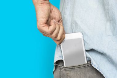 insan Eli cebinde telefon koyarak