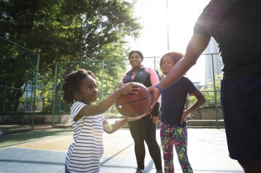 Basketbol oynarken aile
