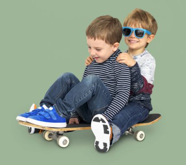  çocuklar stüdyoda kaykay