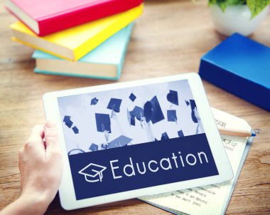 kişi holding dijital tablet