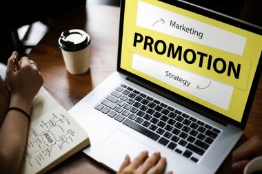 öğrenciler dizüstü bilgisayar kullanıyor