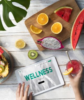 Dijital tablet ve meyve kadın ile. 