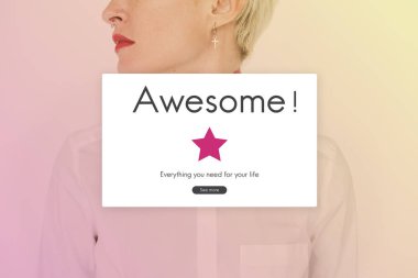 Beyaz gömlekli genç kadın