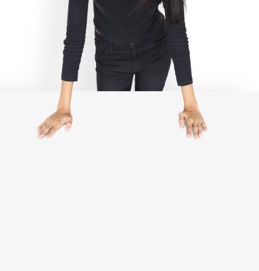 Kadının ellerini masada