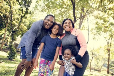 kameraya gülümseyen aile
