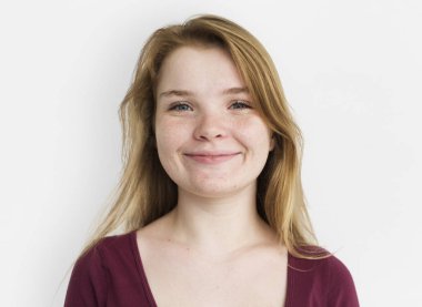 Gülümseyen genç kız