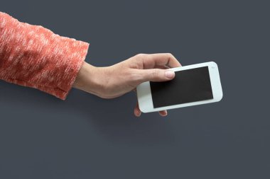 Akıllı telefon tutan kadın  