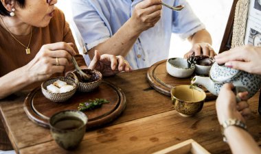 kafede yemeğe Çift