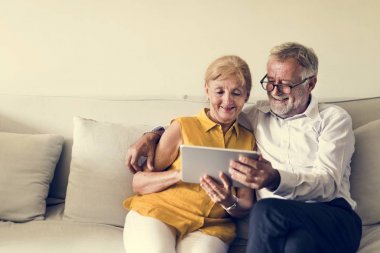 Kıdemli tablet kullanma