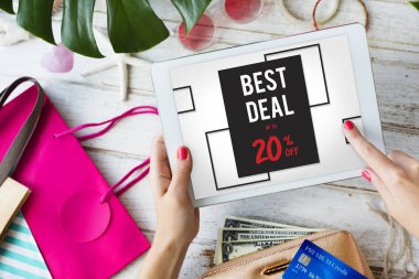 dijital tablet kullanan kadın.