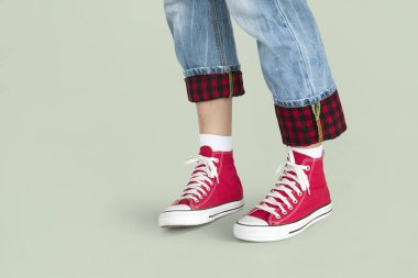 kırmızı spor ayakkabı içinde ayak