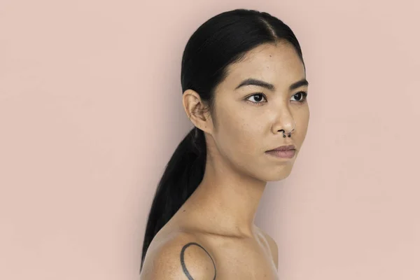 Asiatische Frau mit Tätowierung — Stockfoto