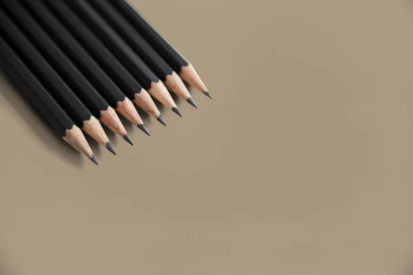 Lápis sobre fundo marrom — Fotografia de Stock