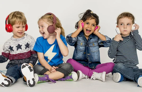 Niños con auriculares —  Fotos de Stock