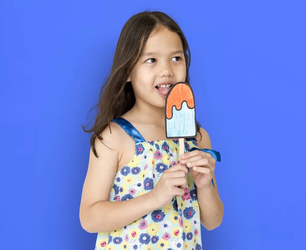 Lány étkezési Papercraft fagylalt — Stock Fotó