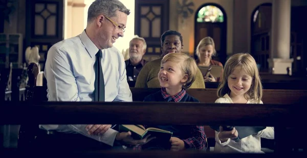 Grupp människor i kyrkan — Stockfoto