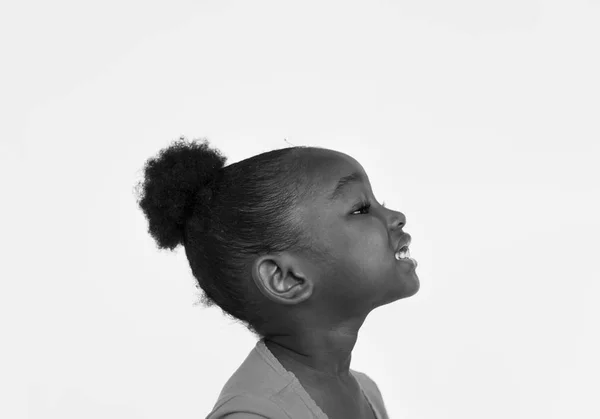 Маленькая африканская американская девочка в студии — стоковое фото