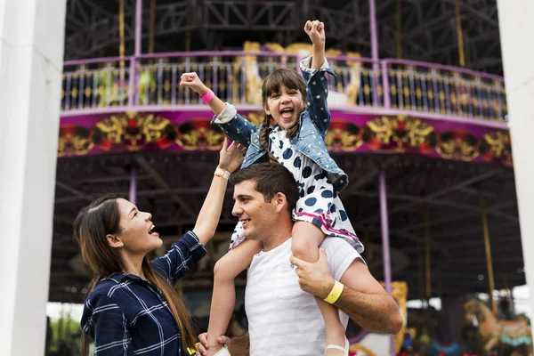 Rodina baví v zábavním parku — Stock fotografie