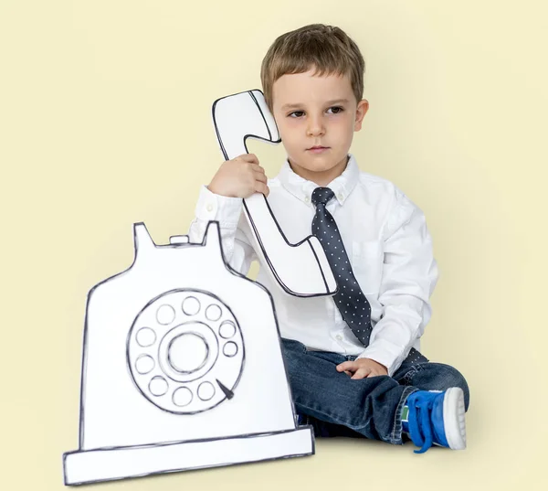 Мальчик держит бумажный телефон — стоковое фото