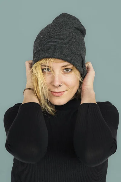 Καυκάσιος γυναίκα φοράει καπέλο — Φωτογραφία Αρχείου
