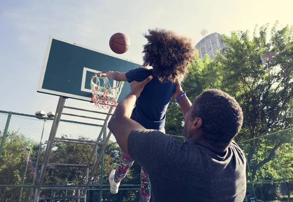 Meisje spelen basketbal met vader — Stockfoto