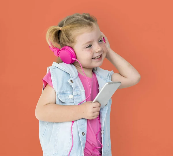 Дівчина слухати музичні навушники — стокове фото