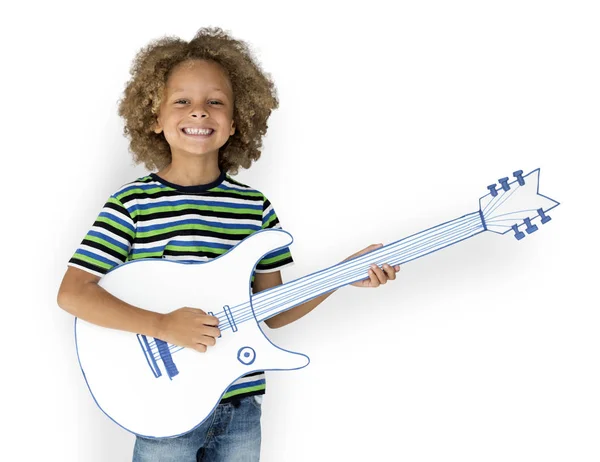 Criança africana tocando guitarra falsa — Fotografia de Stock