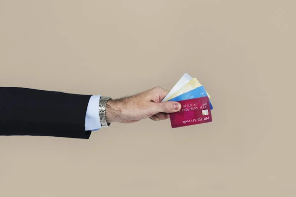 Homem de negócios segurando cartões de crédito — Fotografia de Stock