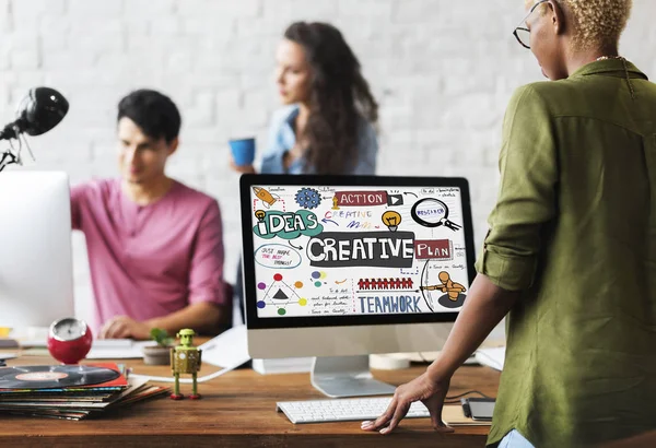 Frau arbeitet im Büro am Computer — Stockfoto