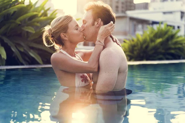 Paar umarmt sich in der Nähe von Schwimmbad — Stockfoto
