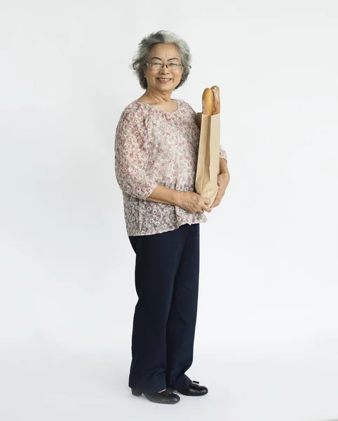 Starszy kobieta pozowanie Studio — Zdjęcie stockowe