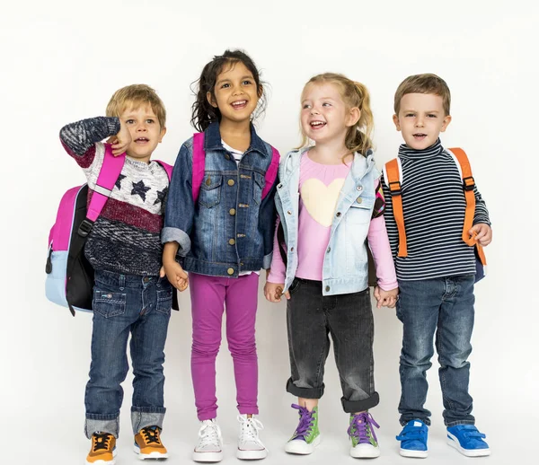 Kinderen dragen van zakken — Stockfoto