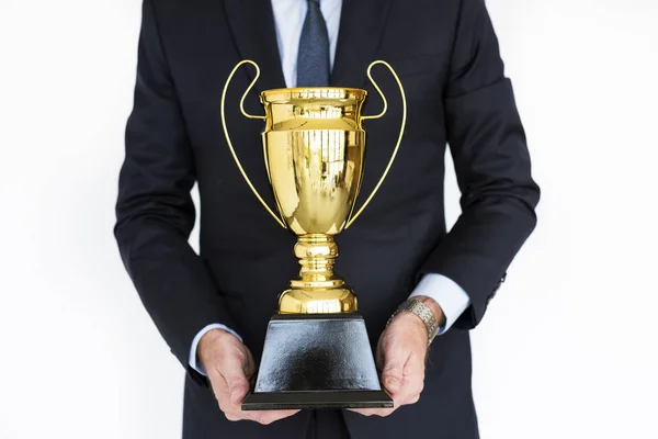 Homem de negócios segurando troféu — Fotografia de Stock