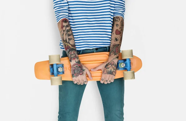 Femme tenant Skateboard — Photo