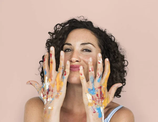 Artysta kobieta z farbą na ręce — Zdjęcie stockowe