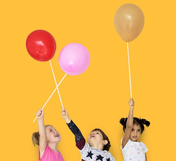 Enfants jouant avec des ballons — Photo