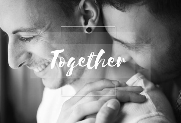 Гей-пара проводит время вместе