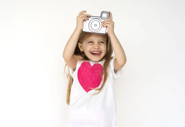 Küçük kız kağıt kamera tutarak — Stok fotoğraf