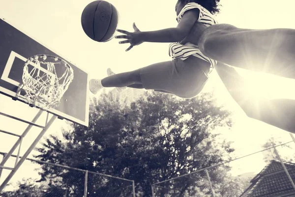 Mädchen spielt Basketball mit Vater — Stockfoto