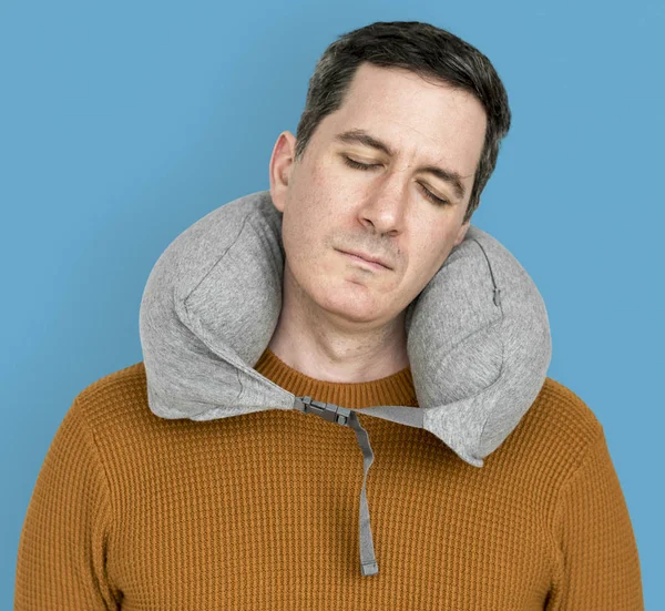 Homem com travesseiro de viagem — Fotografia de Stock