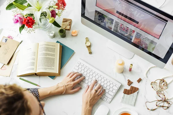 Mulher usando o computador no escritório — Fotografia de Stock