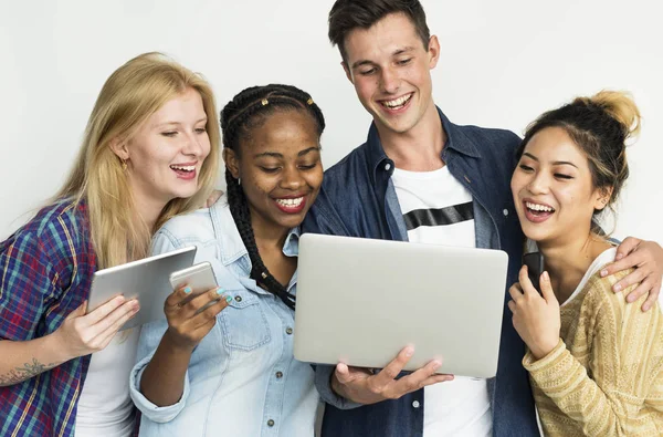 Arkadaşlar dijital cihazlar kullanarak