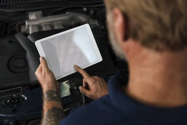 Auto Μηχανικός χρησιμοποιώντας ψηφιακό tablet — Φωτογραφία Αρχείου
