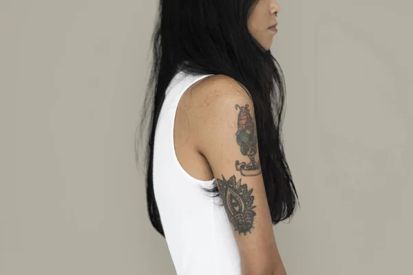 Mulher asiática com tatuagem — Fotografia de Stock